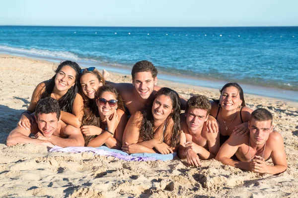 Молодые люди веселятся на пляже — стоковое фото