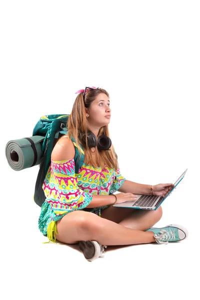 Menina viajante com mochila e laptop — Fotografia de Stock