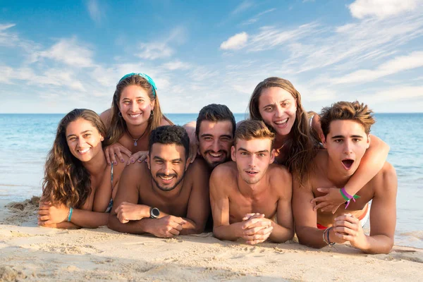 Grupo Jovens Felizes Praia — Fotografia de Stock