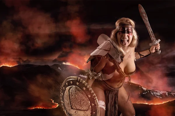Ősi Női Harcos Vagy Gladiátor Pózol Szabadban Karddal Pajzzsal — Stock Fotó