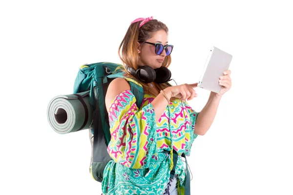 Menina Caminhante Com Tablet Isolado Branco Trekking Conceito Estilo Vida — Fotografia de Stock