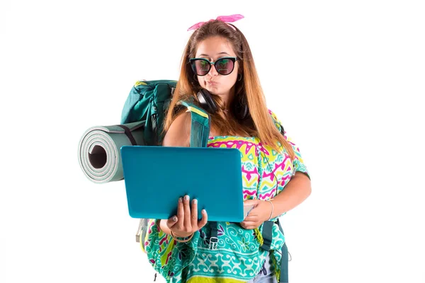 Ευτυχισμένος Πεζοπόρος Κορίτσι Σακίδιο Και Laptop Που Απομονώνονται Λευκό Πεζοπορία — Φωτογραφία Αρχείου