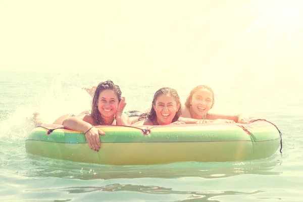 Chicas Felices Una Sandía Inflable Playa — Foto de Stock