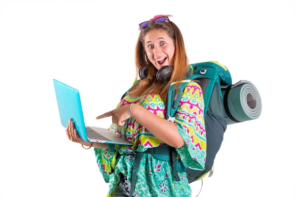 Chica Excursionista Feliz Con Mochila Portátil Aislado Blanco Trekking Viaje — Foto de Stock