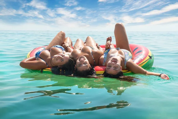 Meninas Felizes Uma Melancia Inflável Praia — Fotografia de Stock