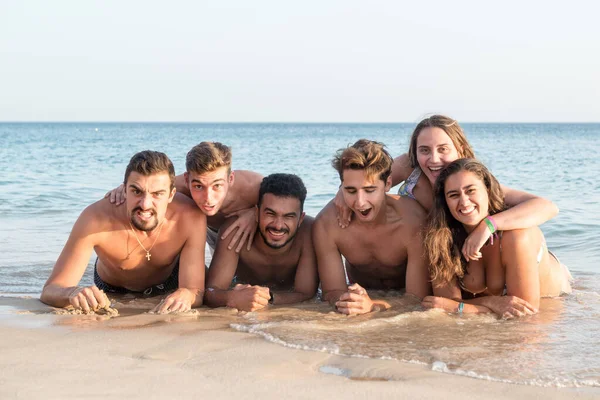 Gruppo Giovani Felici Spiaggia — Foto Stock