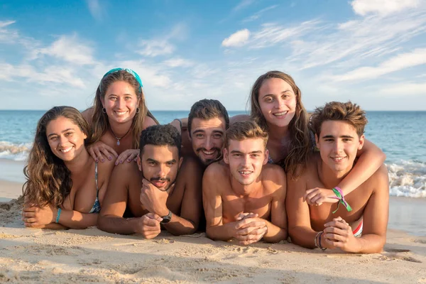 ビーチで幸せな若者のグループ — ストック写真