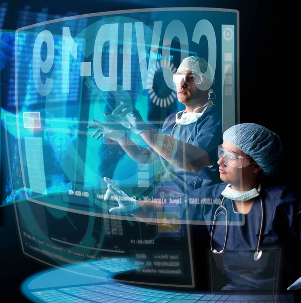 Doktorlar Corona Virüsünün Tedavisini Dijital Ekranlarla Araştırıyorlar — Stok fotoğraf