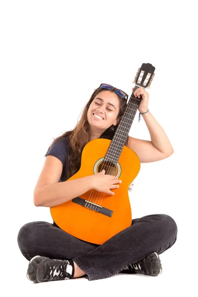 Gitarla Poz Veren Mutlu Kız Beyazlar Içinde — Stok fotoğraf