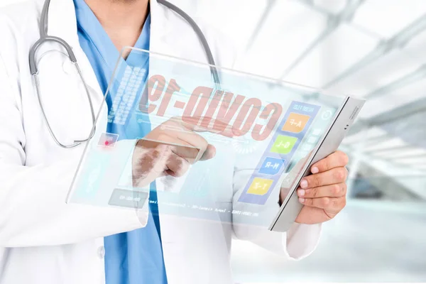 Corona Virüsü Üzerinde Çalışan Tabletli Doktor — Stok fotoğraf