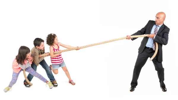 Hombre Contra Los Niños Tirando Cuerda Aislado Blanco — Foto de Stock