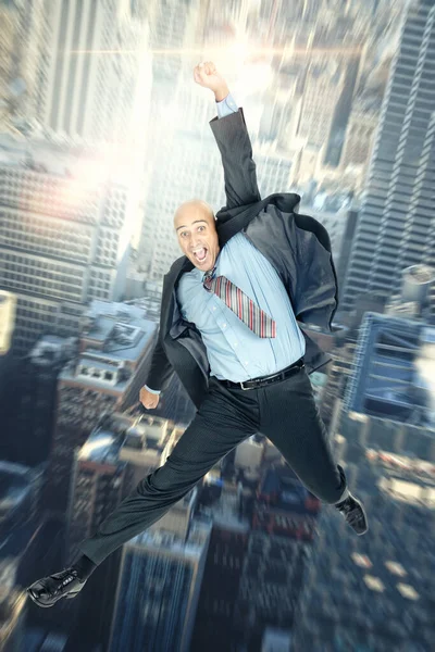 Empresário Saltando Alto Com Grandes Edifícios Como Fundo — Fotografia de Stock