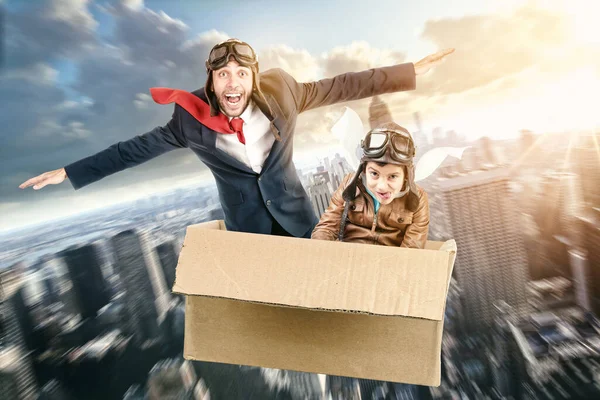 Hombre Niño Volando Una Caja Cartón Sobre Ciudad — Foto de Stock