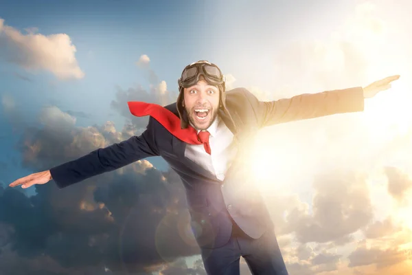 Pilot Gözlüklü Bir Adamı Gökyüzünde Uçuyor — Stok fotoğraf