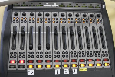 Profesyonel ses operatör ses karıştırıcı kolları sırasında üzerinde canlı Tv yayın
