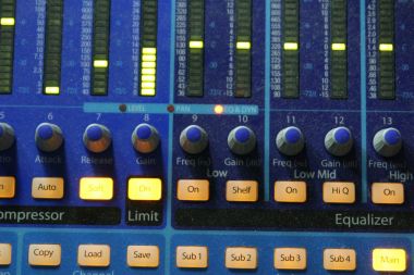 Profesyonel ses operatör ses karıştırıcı kolları sırasında üzerinde canlı Tv yayın