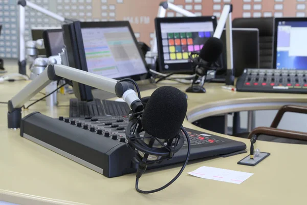 ラジオ局。レコーディング スタジオでマイク — ストック写真