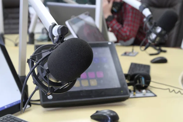 Estação de rádio. Microfone em um estúdio de gravação — Fotografia de Stock