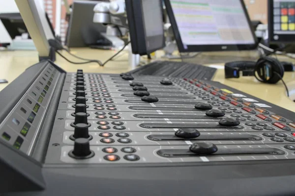 Профессиональный аудиооператор, работающий над кнопками миксера в прямом эфире — стоковое фото