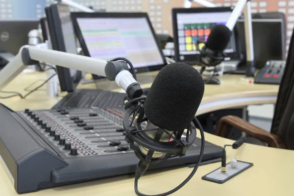 Radiostation. Mikrofon i en inspelningsstudio — Stockfoto