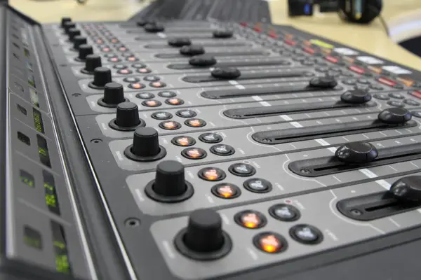 Operador de audio profesional que trabaja en perillas de mezclador de audio durante la transmisión de TV en vivo — Foto de Stock