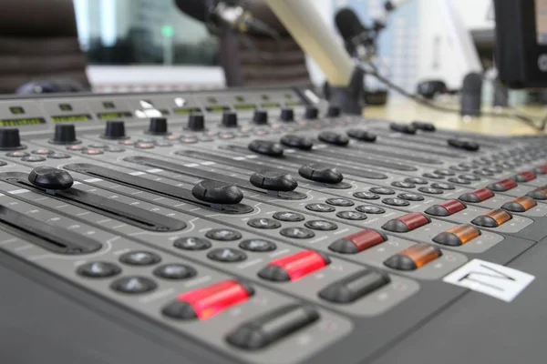 Профессиональный аудиооператор, работающий над кнопками миксера в прямом эфире — стоковое фото