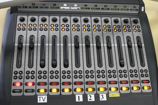 Opérateur audio professionnel travaillant sur les boutons du mélangeur audio pendant la diffusion TV en direct — Photo