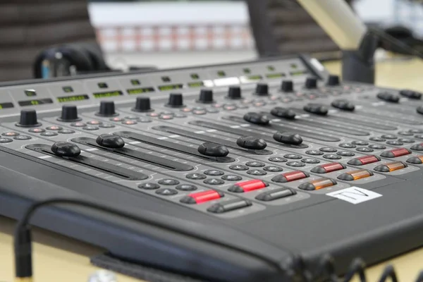 Operador de audio profesional que trabaja en perillas de mezclador de audio durante la transmisión de TV en vivo — Foto de Stock