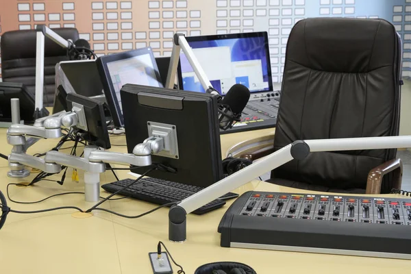 Estación de radio. Micrófono en un estudio de grabación — Foto de Stock