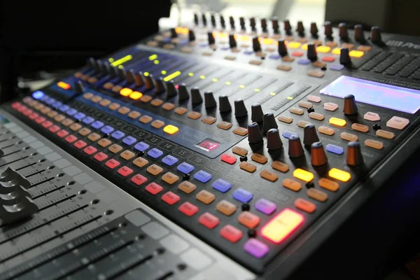 Professionele audio exploitant bezig met audio mixer knoppen tijdens live Tv-uitzending — Stockfoto