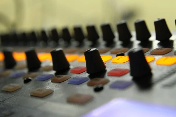 Professionele audio exploitant bezig met audio mixer knoppen tijdens live Tv-uitzending — Stockfoto