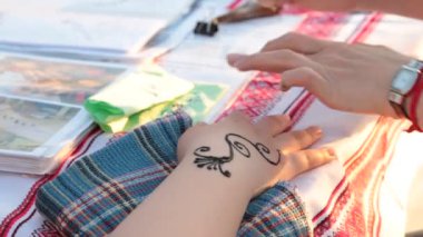 Kadının sırtına çizim süreci, kına mehendi süs, kiev kadar kapatın