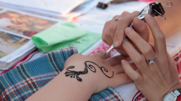 Zeichnungsprozess von Henna mehendi Ornament auf dem Rücken der Frau, Nahaufnahme Kiev — Stockvideo