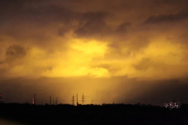 Noite, eletricidade, brilho, nuvens, luz, fios, pilar, eletropor, nuvens, nuvens, céu, tempestade, luz da planta . — Fotografia de Stock