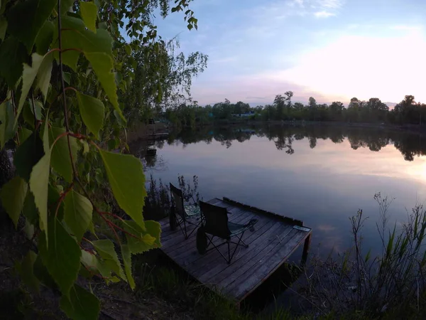 Sitio de picnic. lago, picnic, naturaleza, al aire libre . — Foto de Stock