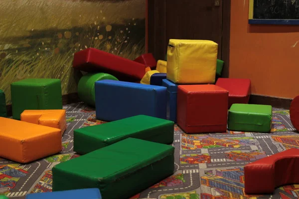 küçük ve renkli masa ve sandalyeler küçük çocuklar için