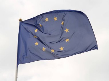 Avrupa Birliği bayrağı açık mavi gökyüzünün önünde dalgalanıyor