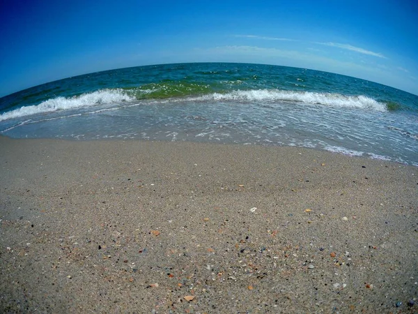 Strand en de golven op de Zwarte Zee, Odessa — Stockfoto