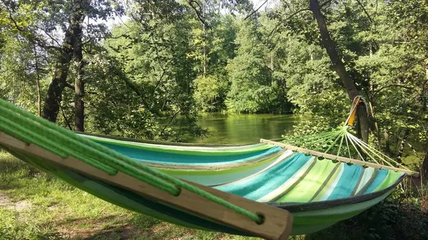 Hängematte am Ufer des Sees — Stockfoto