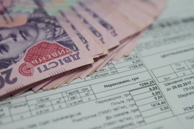 Para kavramını kaydet, kağıt fatura arka planında kurşun kalemle fatura