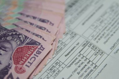 Para kavramını kaydet, kağıt fatura arka planında kurşun kalemle fatura