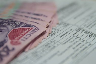 Para kavramını kaydet, kağıt fatura arka planında kurşun kalemle fatura
