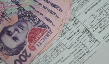 Para kavramını kaydet, kağıt fatura arka planında kurşun kalemle fatura