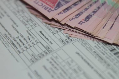 Para kavramını kaydet, kağıt fatura arka planında kurşun kalemle fatura