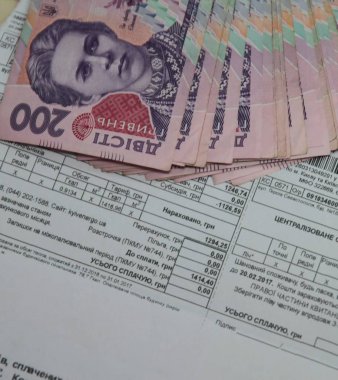Para kavramını kaydet, kağıt fatura arka planında kurşun kalemle fatura