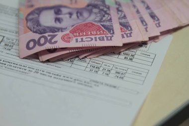 Para kavramını kaydet, kağıt fatura arka planında kurşun kalemle fatura