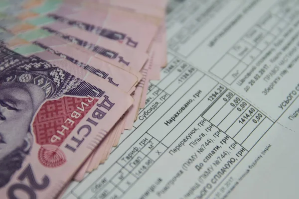 Para kavramını kaydet, kağıt fatura arka planında kurşun kalemle fatura