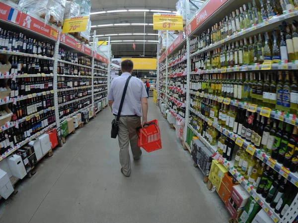 Kiev, Ukrayna, 06.12.2017 süpermarketlerde biri mal alıcı seçer