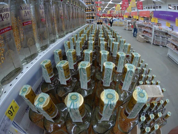 O comprador escolhe os bens em um dos supermercados em Kiev, Ucrânia, 06.12.2017 — Fotografia de Stock