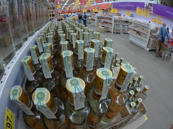 The buyer chooses the goods in one of the supermarkets in Kiev, Ukraine, 06.12.2017 — Stock Photo, Image